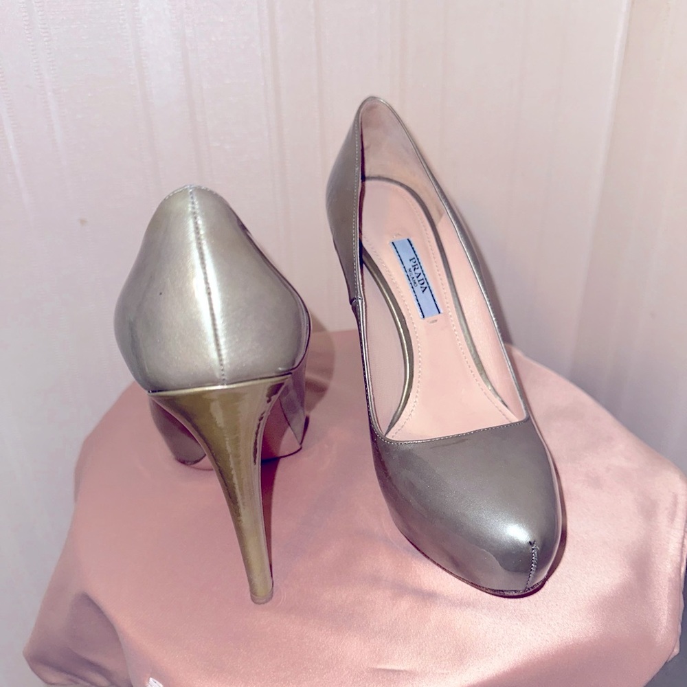💃 $800 Prada Patent Leather Grey Pearl Platform Pumps Luxurious & Chic | Sz 37 - Picture 6 of 11